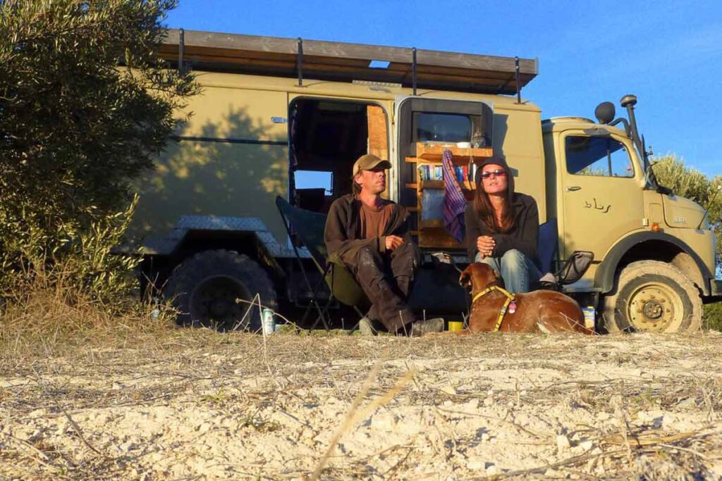 Campingblogger von Keine Eile sitzen vor ihrer Wohnmobil