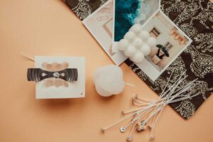 der Docht wird in die Bubble Kerze eingeführt und mithilfe des Dochthalters gehalten