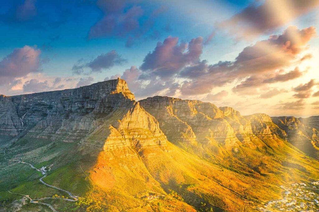 Die Sonne scheint auf die schöne Landschaft in Südafrika