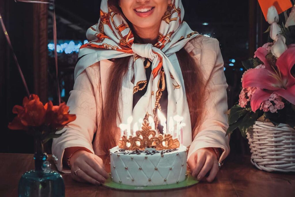 Eine junge Frau feiert ihrem 16. Geburtstag mit einer Kuchen mit Kerzen darauf