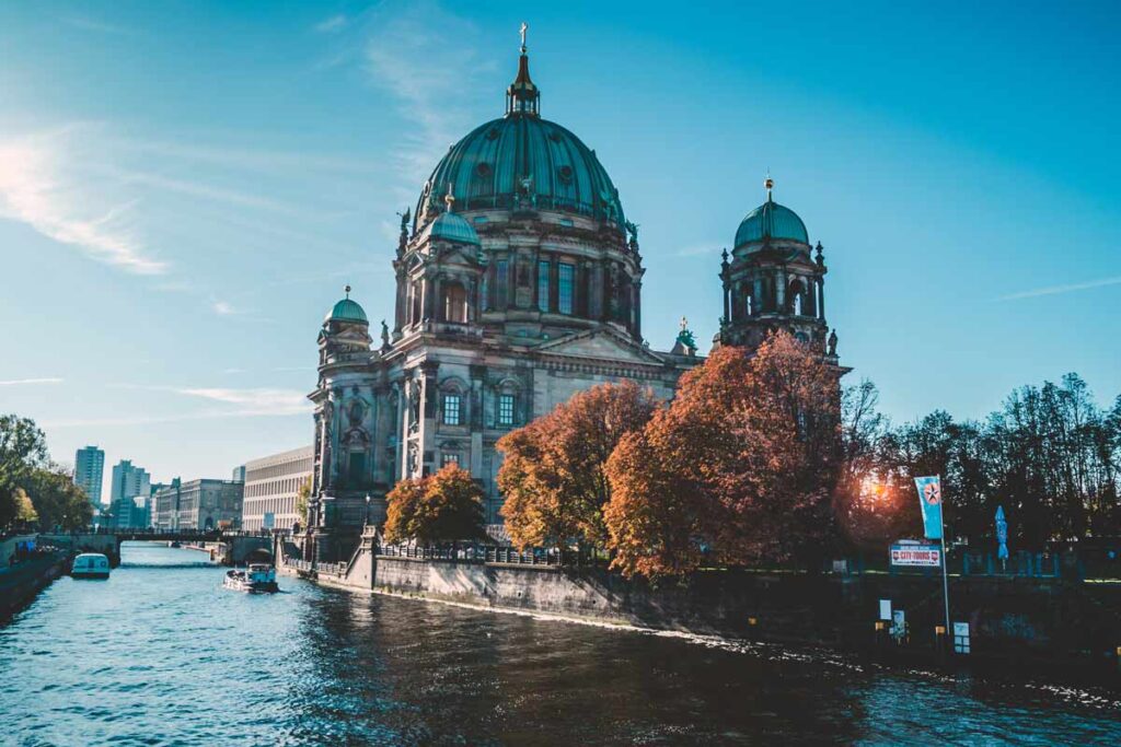Der Reichstag am Spree - eine beliebte Wanderroute rund um Berlin