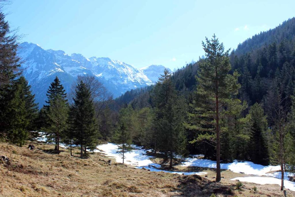 Altmühtal - eine Szene mit Berge im Hintergrund und Tal im Vordergrund.