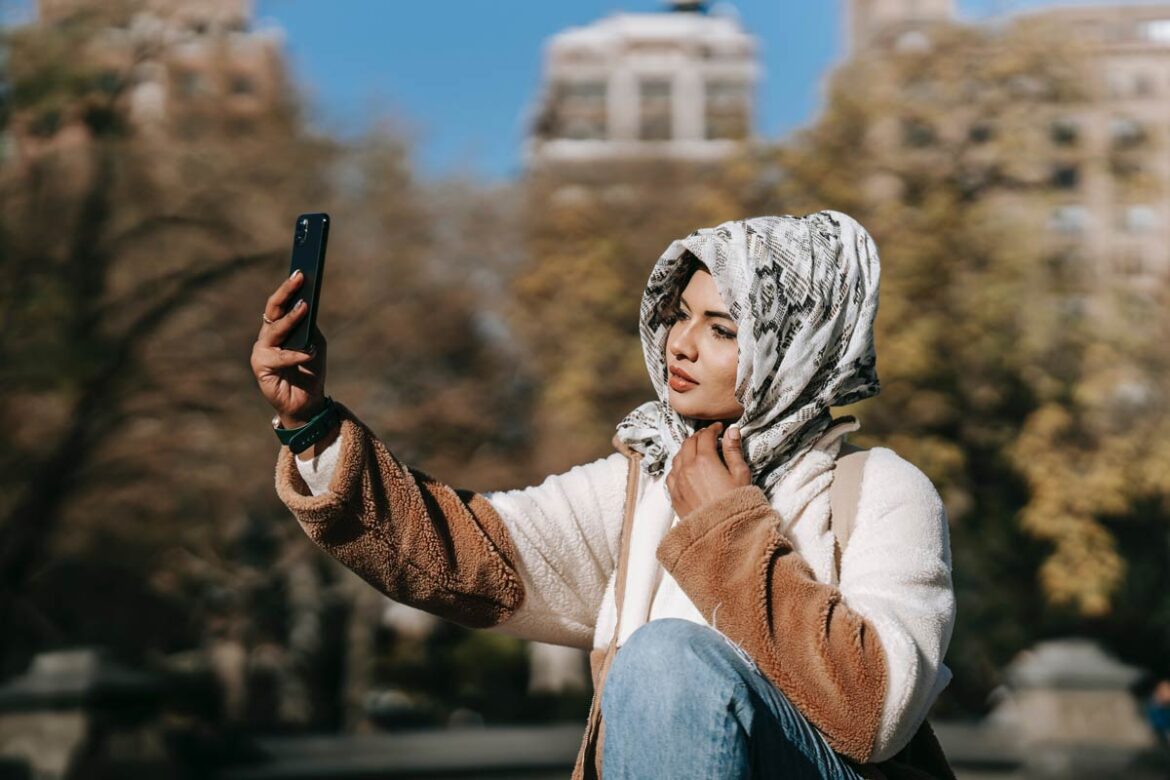 Sexy Selfie Poses That Look On Fleek On Camera – Mypostcard