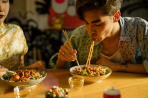 Einen Mann isst Nudeln - einen Geburtstagsgebrauch in China
