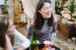 Eine Frau lacht während ihren Geburtstagsparty