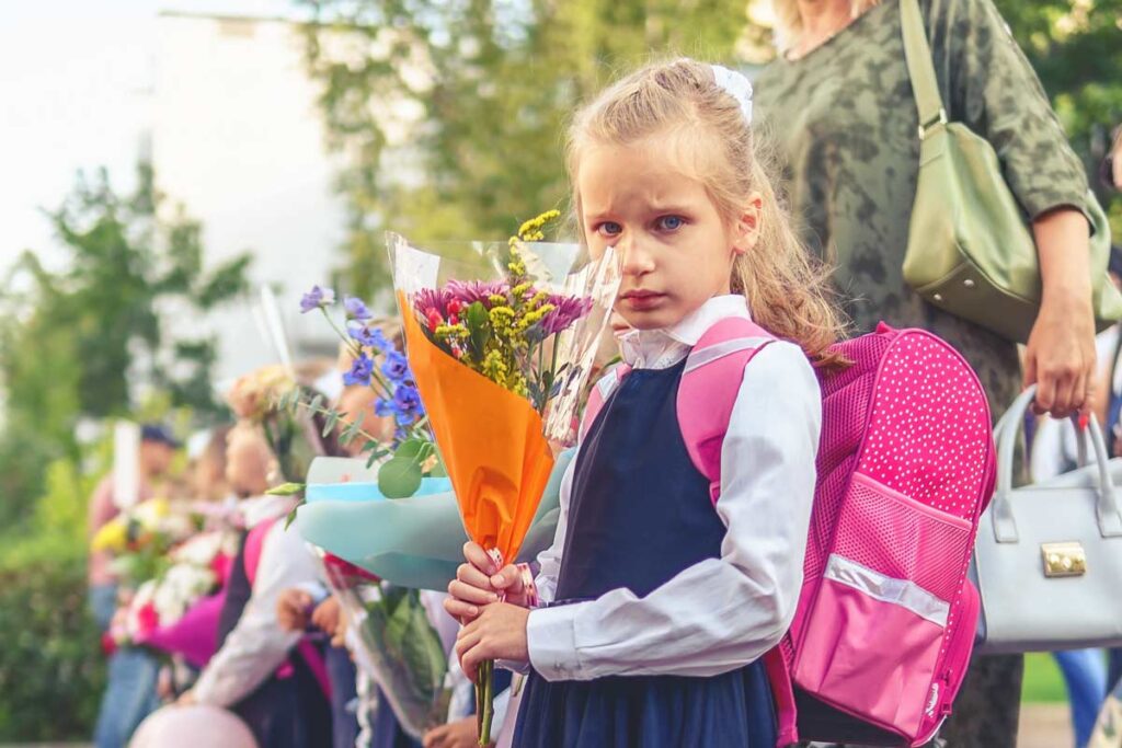 Mädchen mit Blumenstrauß zum ersten Schultag