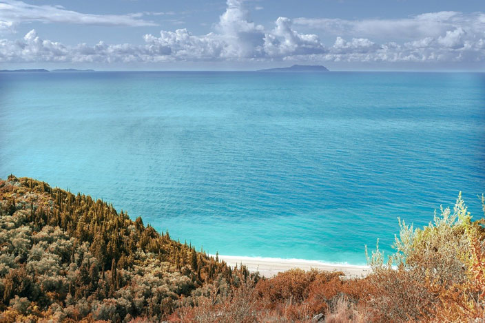 Ein Strand in Albanien mit wunderschönem blauem Wasser.