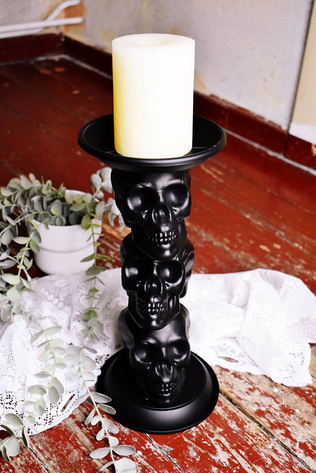 DIY Kerzenhalter für Halloween mit Totenköpfen