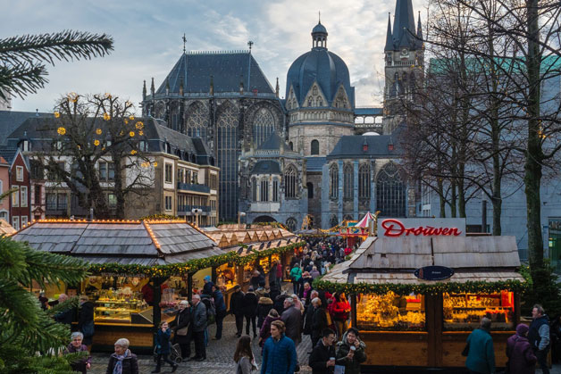 Ein belebter Weihnachtsmarkt in Aachen.