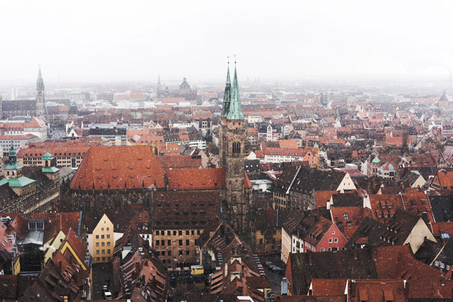 Über den Dächern von Nürnberg. Es schneit.