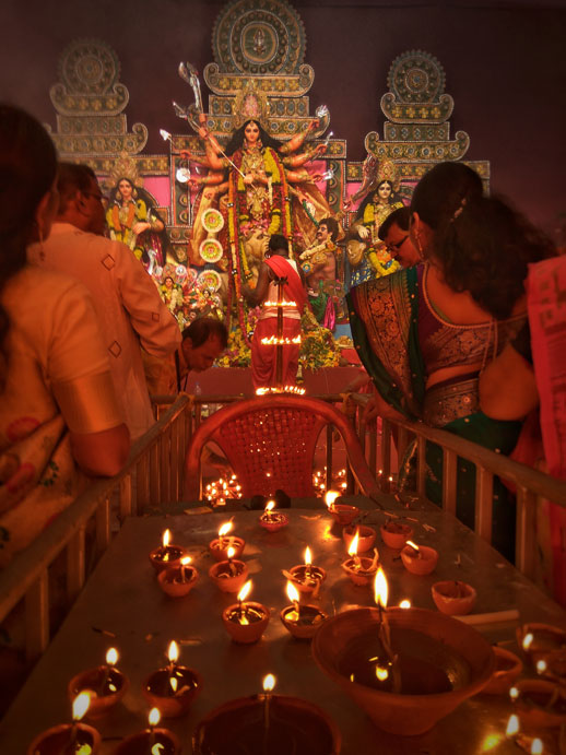 Das indische Fest "Diwali". In der Mitte sieht man die traditionellen Diwali-Öllampen, sogenannte Diya.
