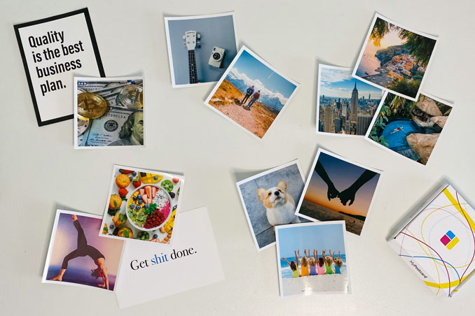 Postkarten, Fotoabzüge und motivierende Sprüche für das Vision Board.