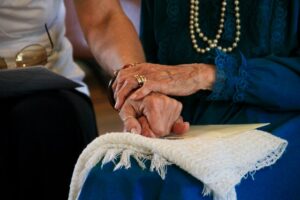Frau hält hand von Oma
