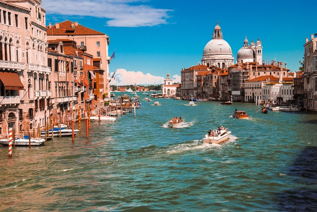 Venedig im Sommer, Boote fahren übers Wasser