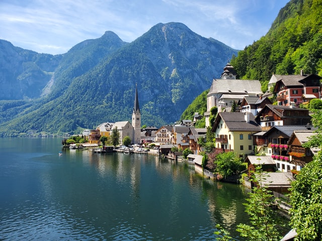 Eine Stadt in Österreich umgeben von Wasser und Bergen 