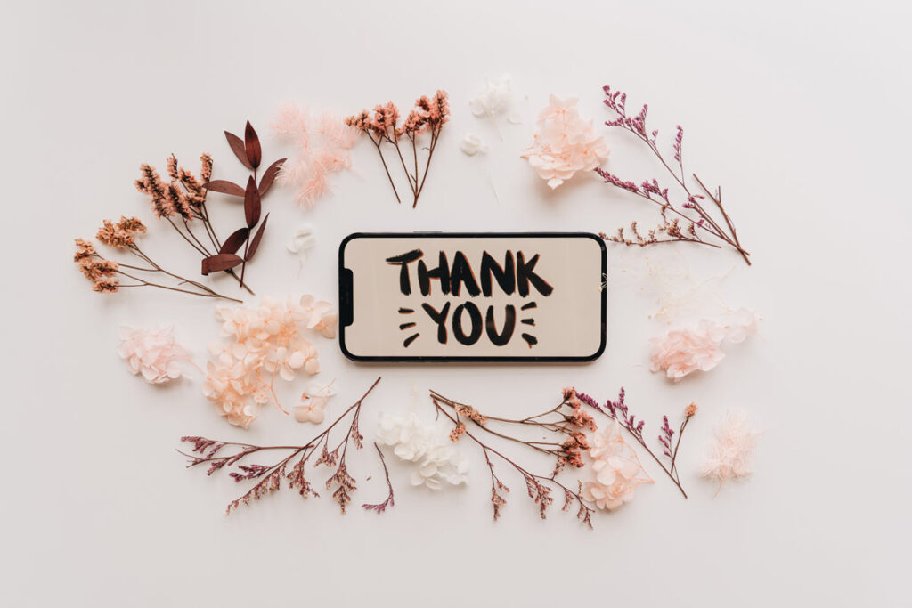 Ein Handy mit 'thank you' umgeben von blumen