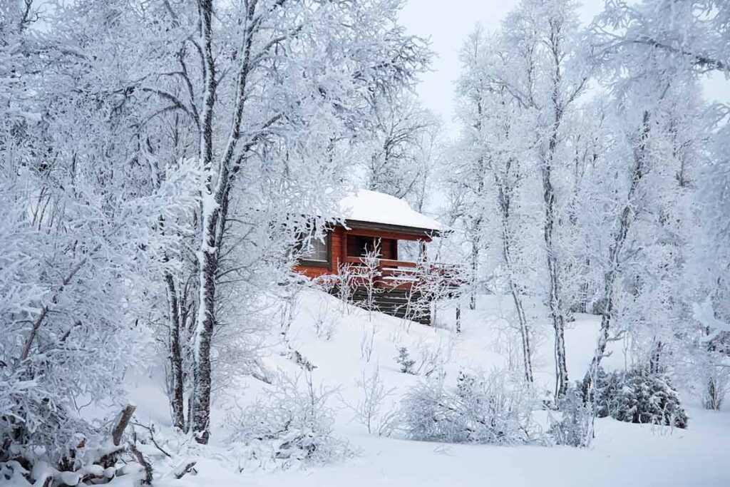 Eine kleine Hütte in den Bergen im Schnee