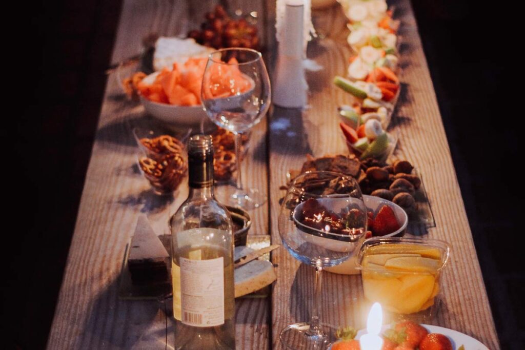 Ein Tisch mit Essen und Wein bedeckt für eine besondere Anlass