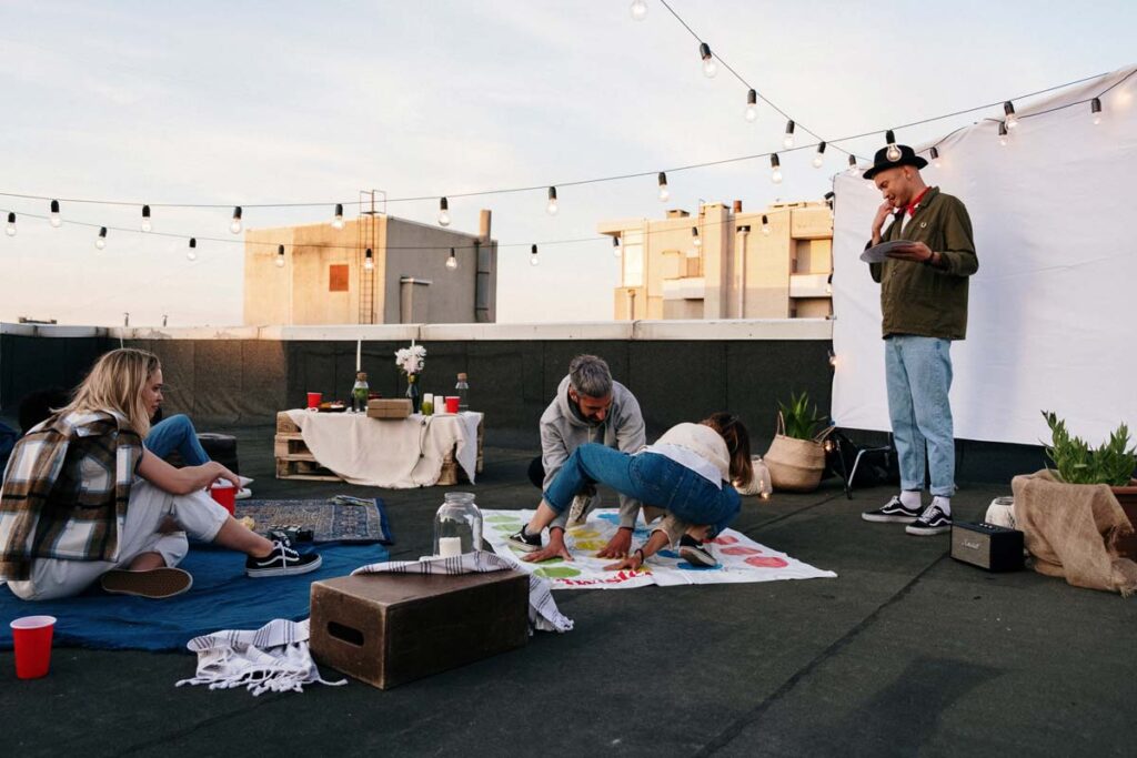 Auf ein Dachgarten feiert diese Junggesellinnenabschied Freunden mit kreativen Spieldabend Ideen.