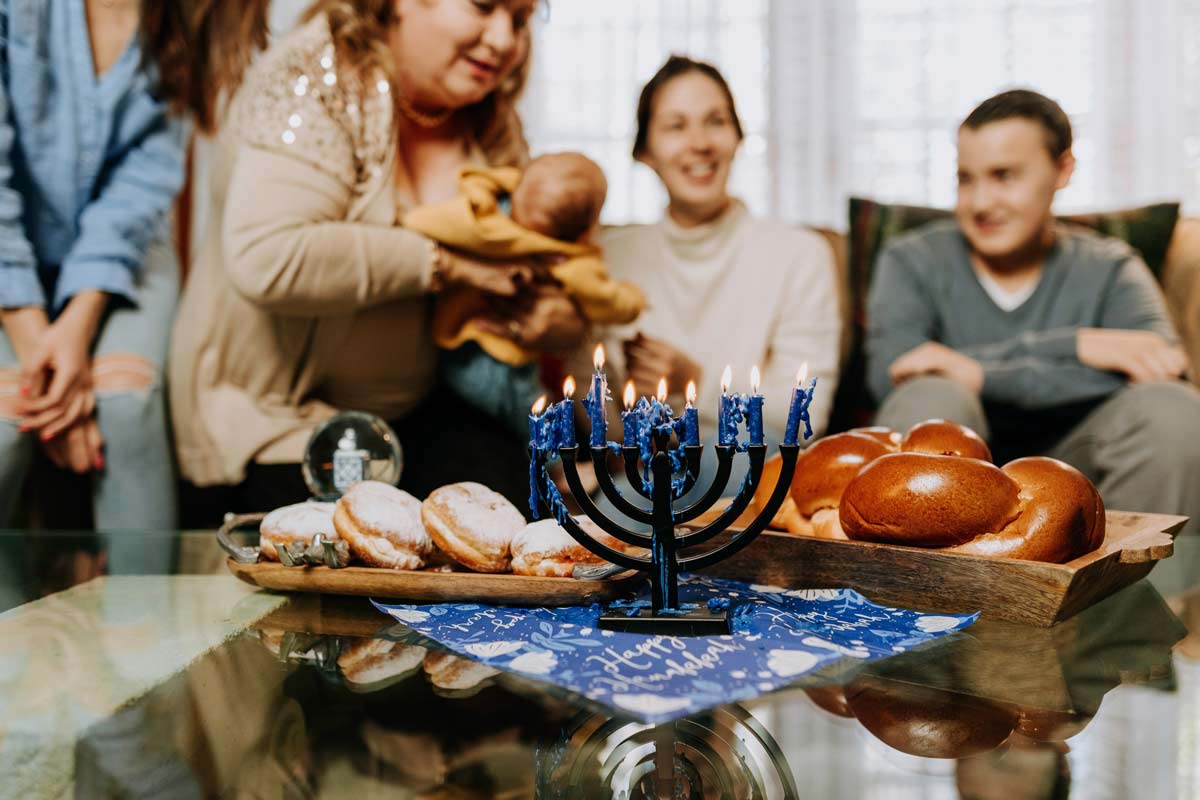 Eine Familie feiert Hanukkah zusammen