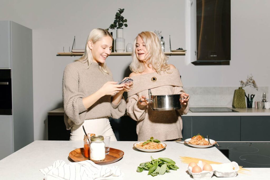 Zwei Frauen kochen gemeinsam zur Silvester