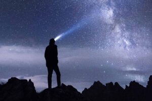 eine Silhouette vor einer sternenklaren Nacht