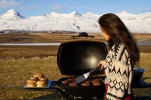Draußen grillen im Winter ist eine alternative Silvester Idee